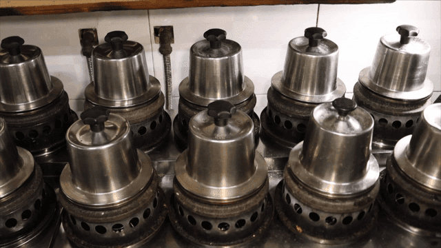 스토브 위 여러 개의 돌밥솥들