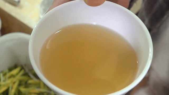 그릇에 담겨있는 육수