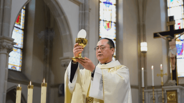 미사 중 성작을 들고 있는 신부