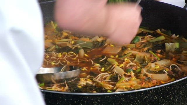 냄비에서 끓고 있는 한우국밥에 매운맛을 더하는 청양고추