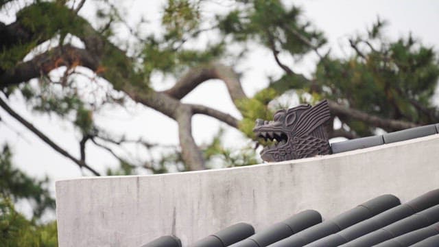 Sculpted Ornament Head of a Dragon Statue with Korean Traditional Roof