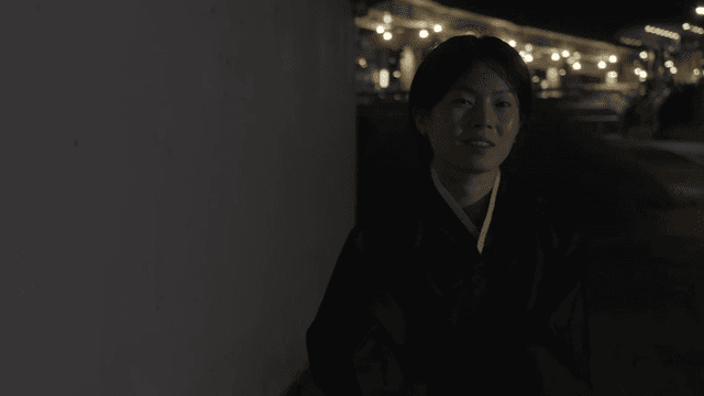 전통 의상을 입은 여성이 담배를 피우는 모습