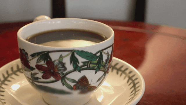 테이블 위의 커피 한 잔