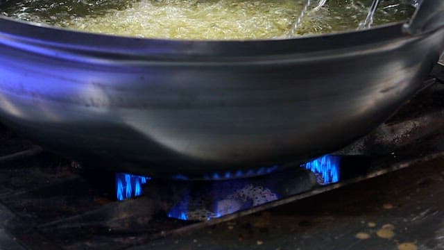 가스레인지 위에서 끓고 있는 냄비
