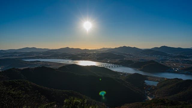 일몰에서 밤으로 전환되는 강변 마을의 하늘