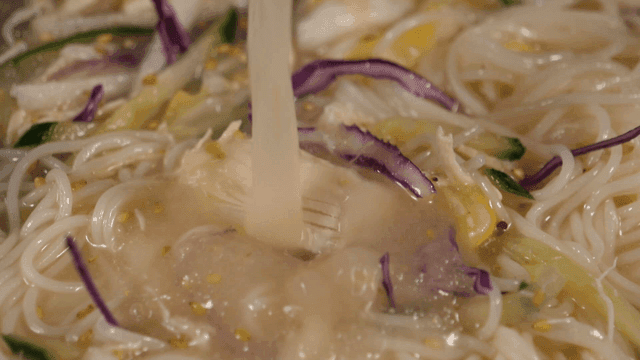 채소와 닭고기가 들어간 초계국수