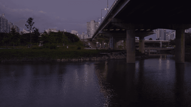 해질녘 고요한 강 위의 다리