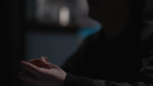 어두운 방에서 말하고 있는 남자의 실루엣