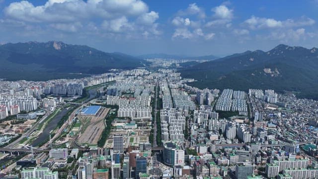 녹지와 밀집한 건물이 공존하는 도시 전경