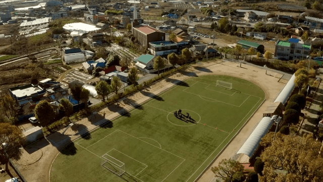 학생들이 뛰노는 학교 축구장