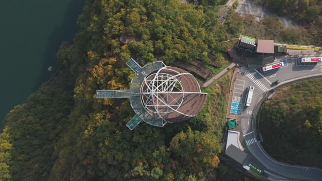 방문객이 많은 산 위 스카이워크 전망대