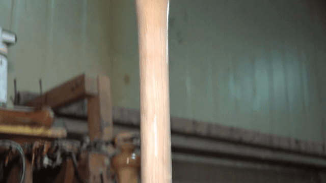 나무 배트에 바니시를 칠하는 모습