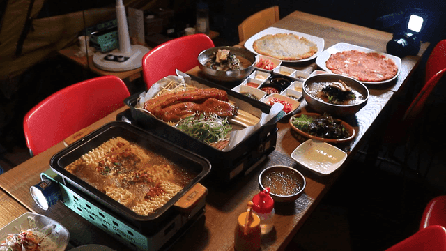 테이블 위 다양한 한식 요리