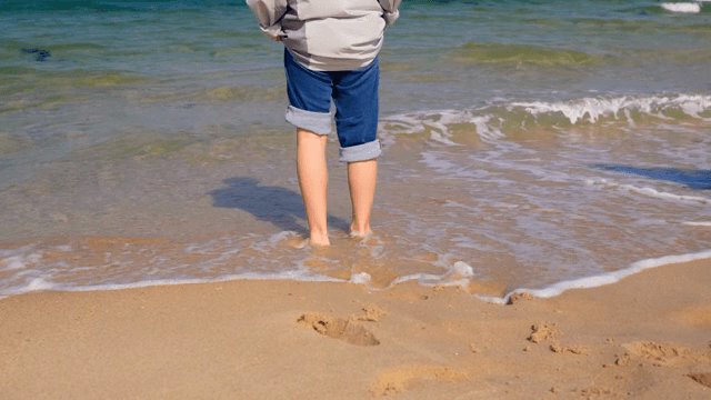 해변에서 파도를 즐기는 사람