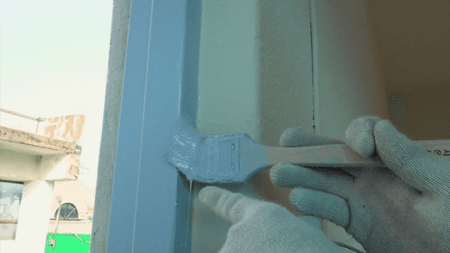 창틀에 섬세한 파란색 붓 페인트 칠