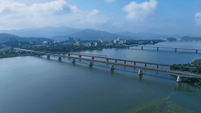 기차가 지나가는 다리 아래로 흐르는 넓은 강