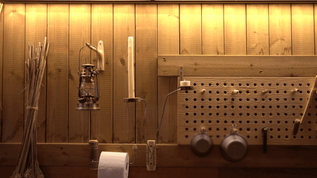 소박한 장식들이 있는 작업장 나무 벽