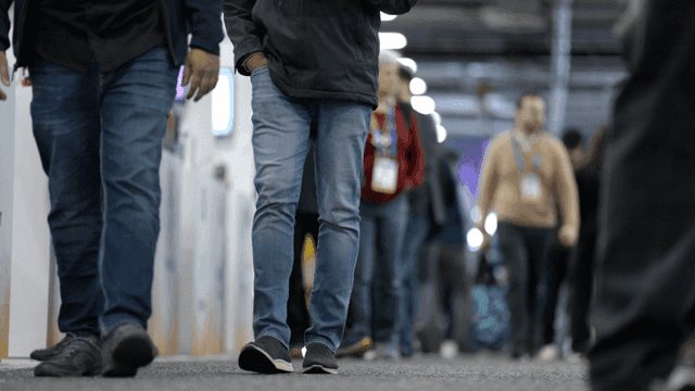 붐비는 박람회를 걷는 사람들