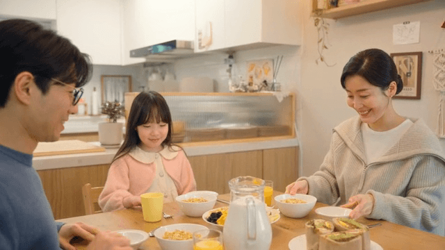 가족이 함께 아침식사를 즐기는 모습