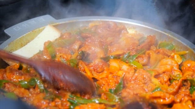 뜨겁고 매운 제육볶음 조리하기