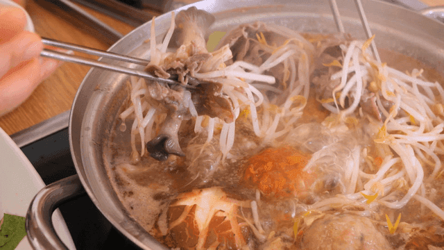 Chopsticks for scooping out rolled dumpling hot pot