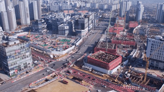 공사가 진행 중인 번화한 도시