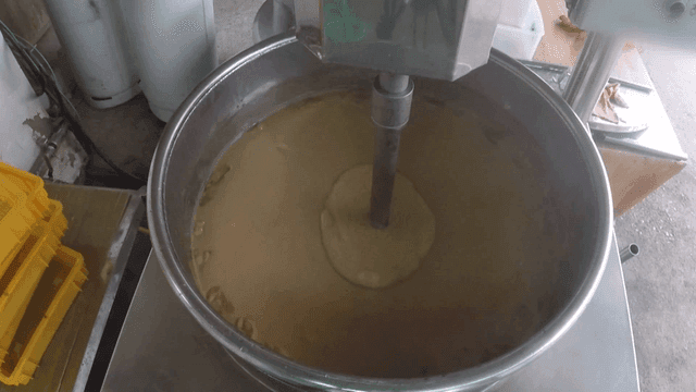 큰 산업용 그릇에서 혼합되는 재료