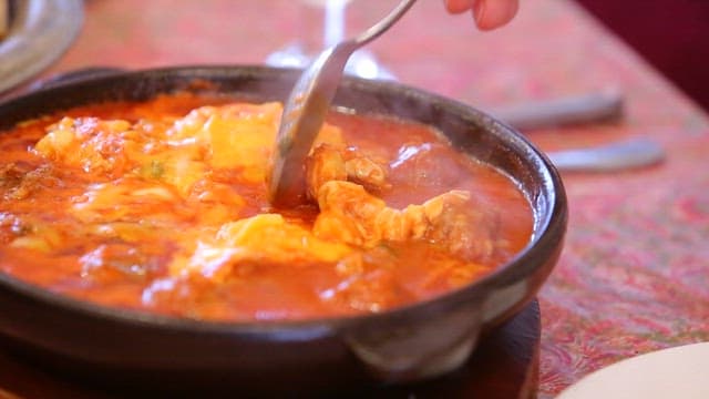 먹음직스러운 소고기 코프타 한 숟가락