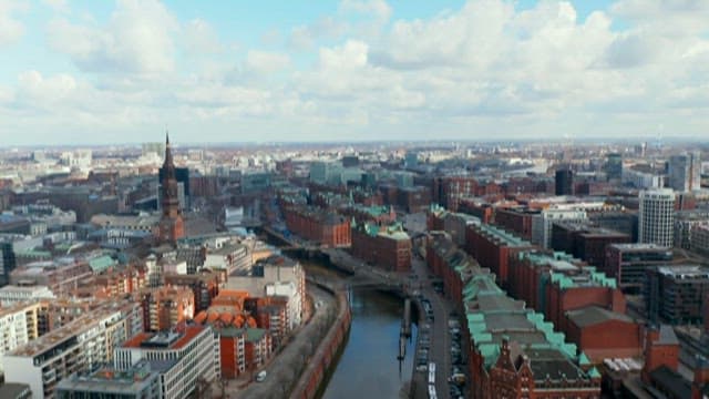 운하가 있는 도시의 낮 풍경