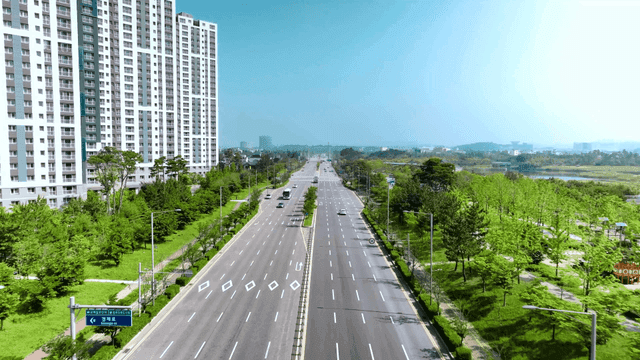 고층 건물이 있는 넓은 도시 도로