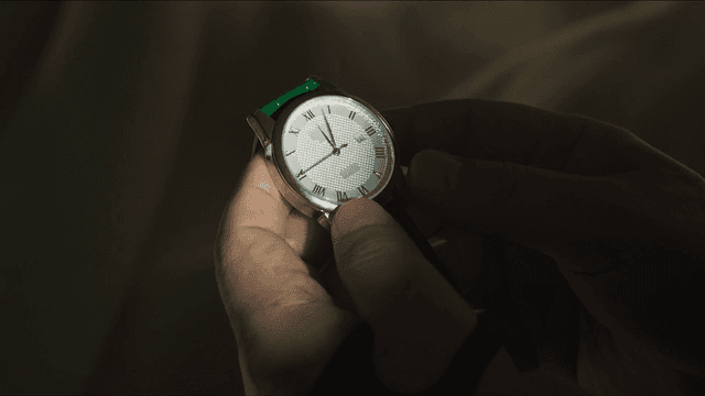 햇살이 비추는 명품 손목시계