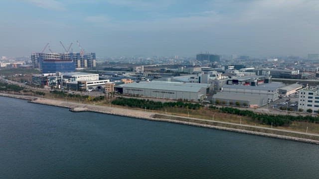 해안에 위치한 산업 지구 도시