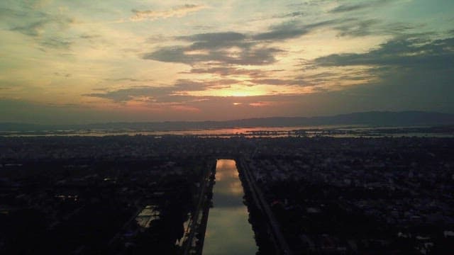 도시 위 하늘에 지는 노을