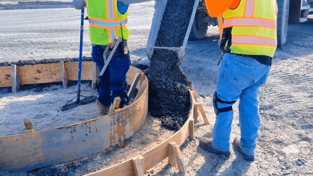 건설 현장에서 콘크리트를 붓는 작업자들