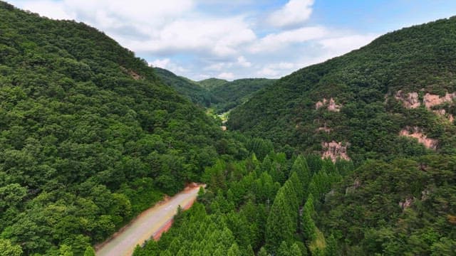 맑은 하늘 아래 펼쳐진 장엄한 산