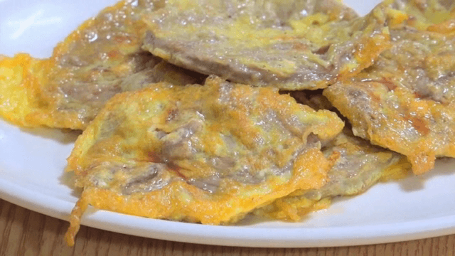 흰 접시에 담긴 육전