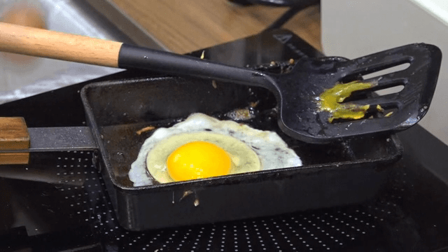 프라이팬에서 요리하는 계란