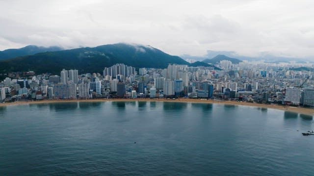 산 배경의 현대적인 도시 풍경