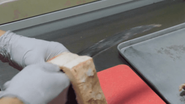 큰 고기 덩어리를 자르는 모습