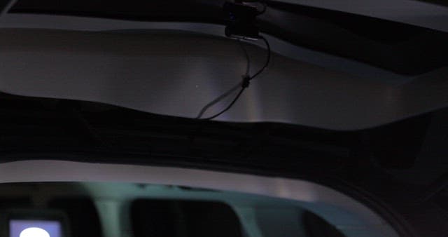 차량에 휴대용 조명을 다는 사람