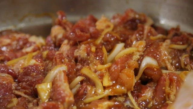 양파와 함께 돼지갈비를 양념하는 모습