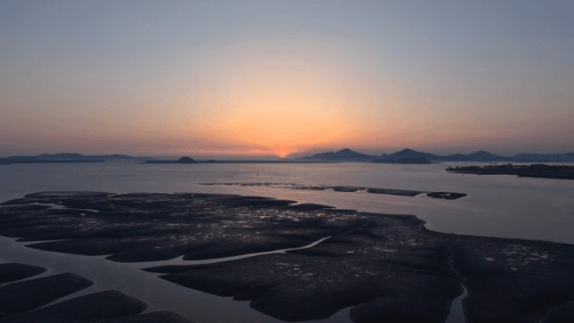 고요한 해안 풍경 위의 일몰