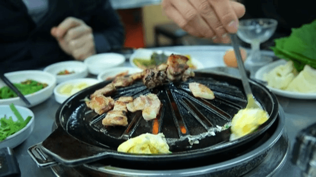 뜨거운 그릴 위의 갈비와 달걀롤