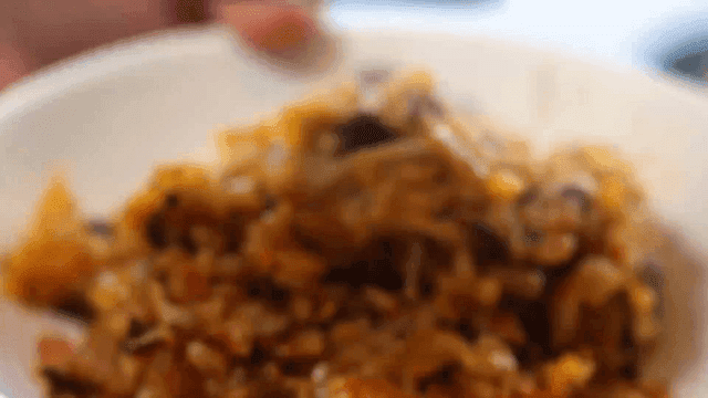 김치 볶음밥이 그릇에 담기는 모습