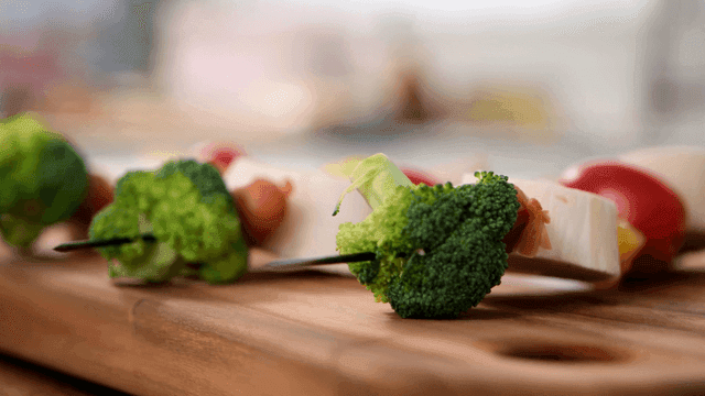 나무 도마 위의 다채로운 채소 꼬치