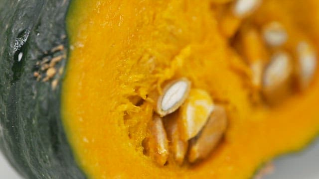 신선한 단호박의 노란 단면