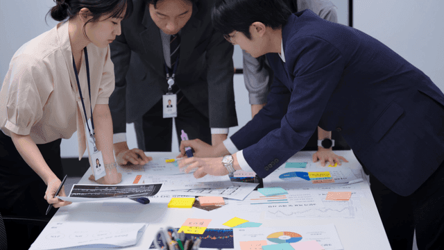 사무실에서 프로젝트 계획을 논의하는 팀