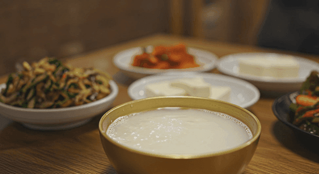 양은 그릇에 막걸리를 따르는 모습