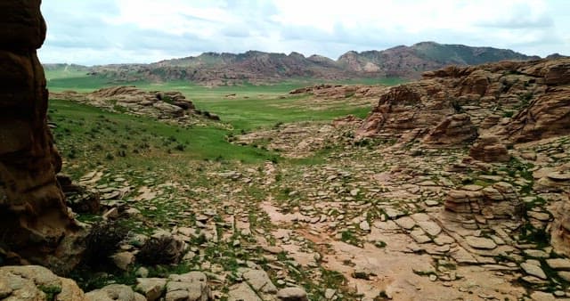 산이 보이는 바위 지형