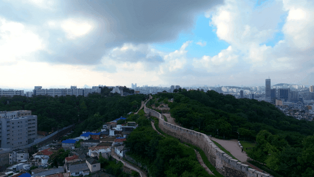 역사적인 성벽과 녹지가 있는 도시 풍경